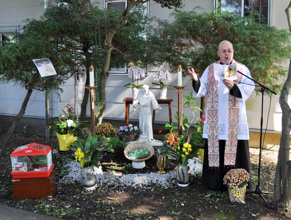 Camp Zama chaplain blesses community’s pets