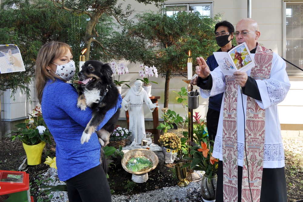 Camp Zama chaplain blesses community’s pets
