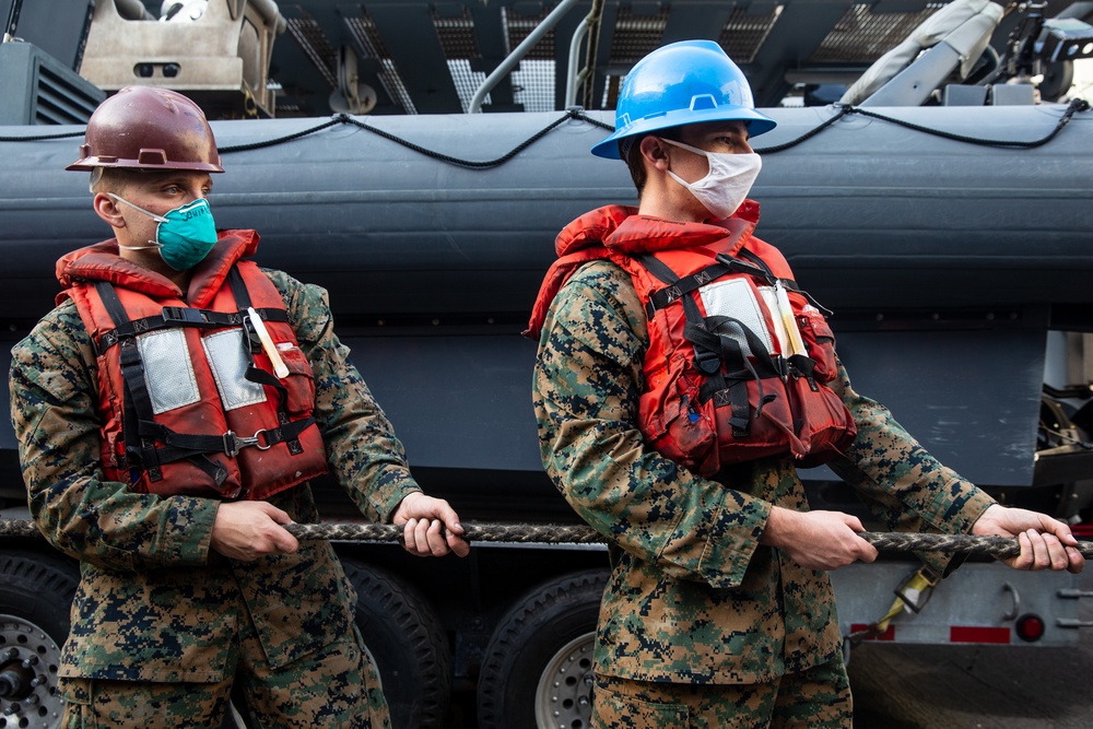 USS Somerset receives replenishment from USNS Guadalupe