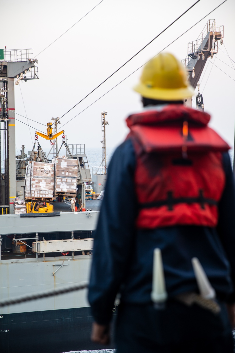 USS Somerset receives replenishment from USNS Guadalupe