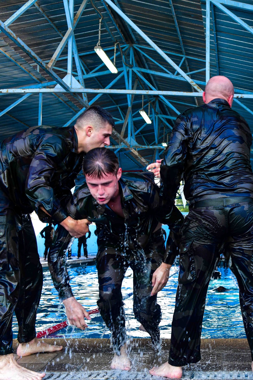 US Soldiers, French Soldiers plunge into French Commando Course prequalification assessment (6 of 8)