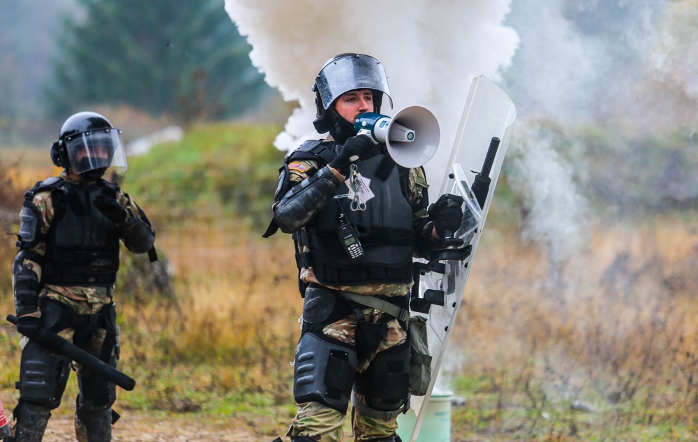 U.S. Army Soldiers conduct freedom of movement training during KFOR28