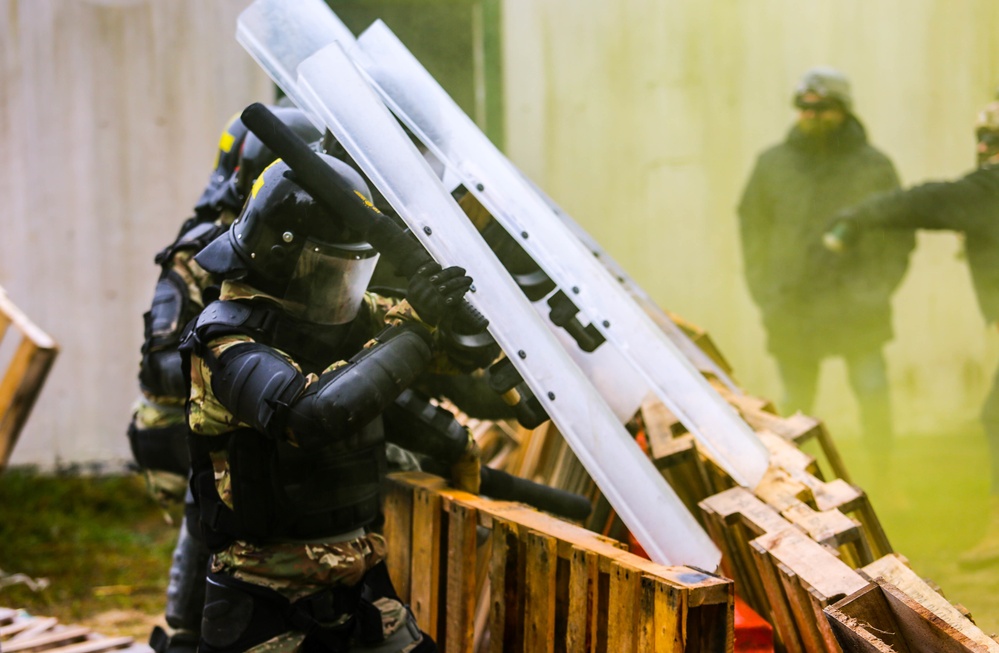 U.S. Army Soldiers conduct freedom of movement training during KFOR28