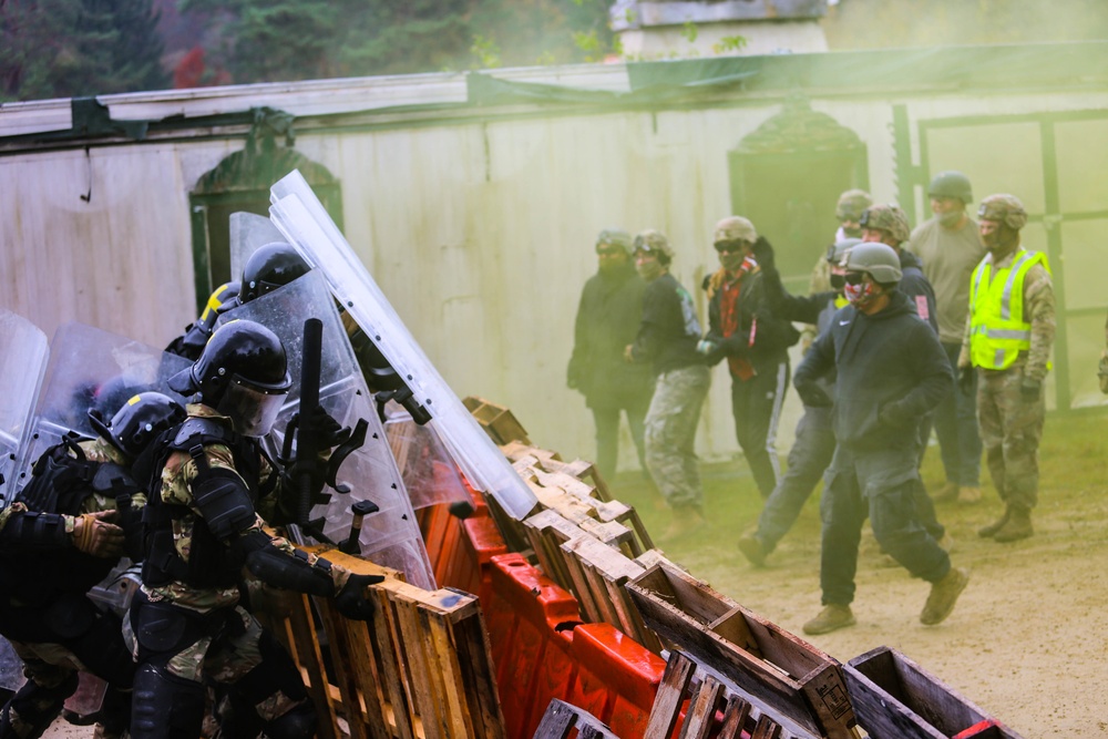 U.S. Army Soldiers conduct freedom of movement training during KFOR28
