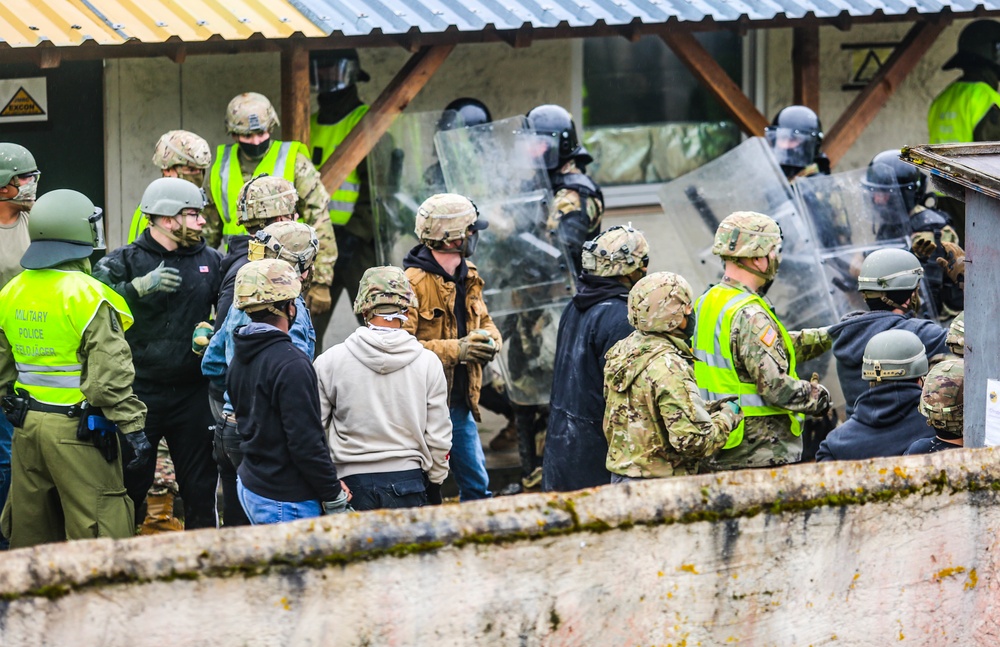 U.S. Army Soldiers conduct freedom of movement training during KFOR28