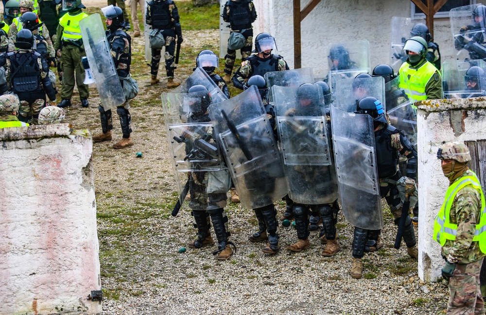U.S. Army Soldiers conduct freedom of movement training during KFOR28