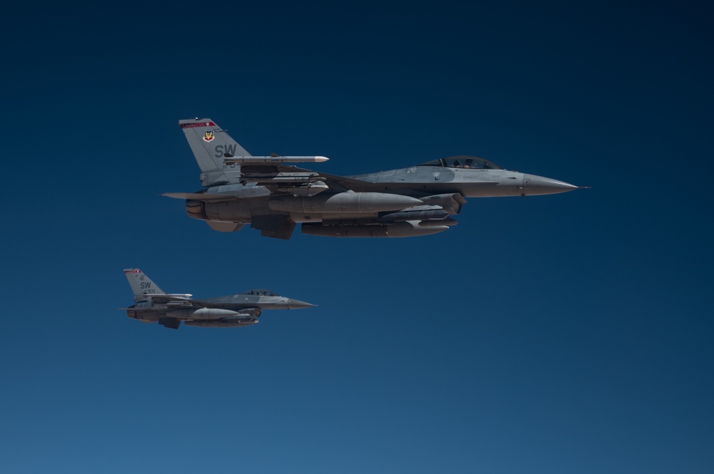 DVIDS Images KC135 fuels training in the air in [Image 9