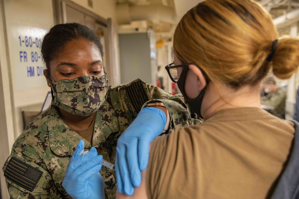 USS Arlington (LPD 24) administers influenza vaccines