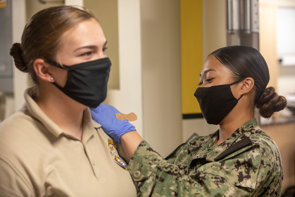 USS Arlington (LPD 24) administers influenza vaccines