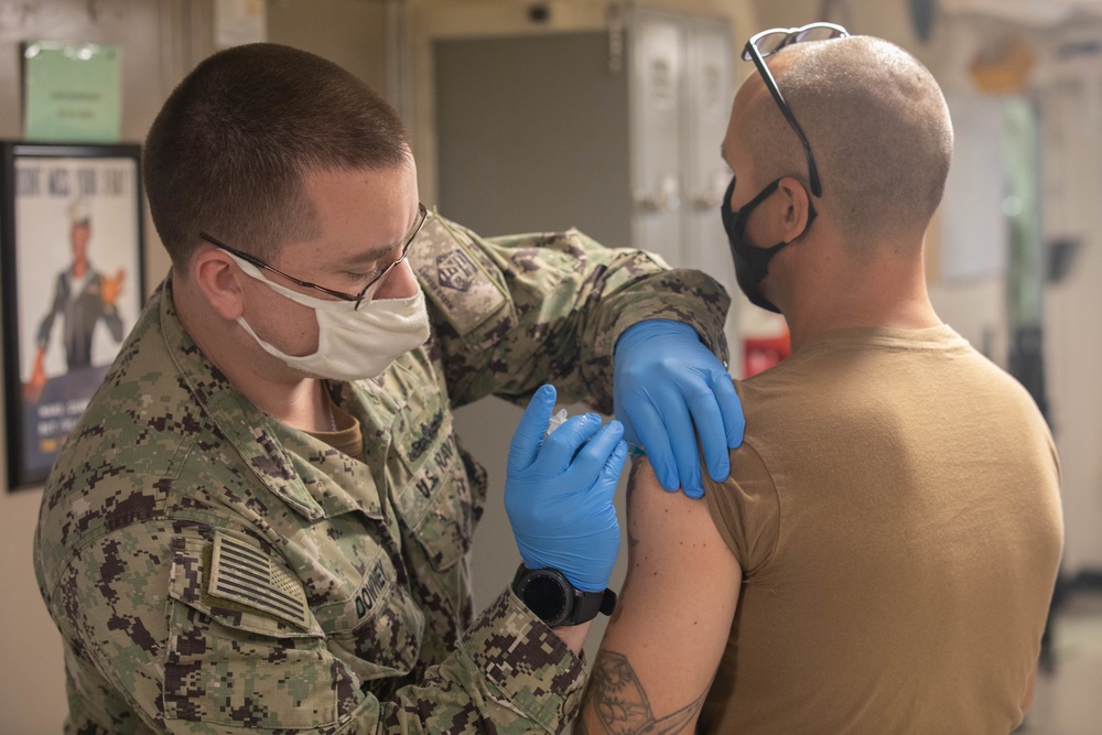 USS Arlington (LPD 24) administers influenza vaccines