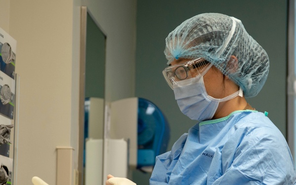 NMCSD’s ICU Conducts a Procedure