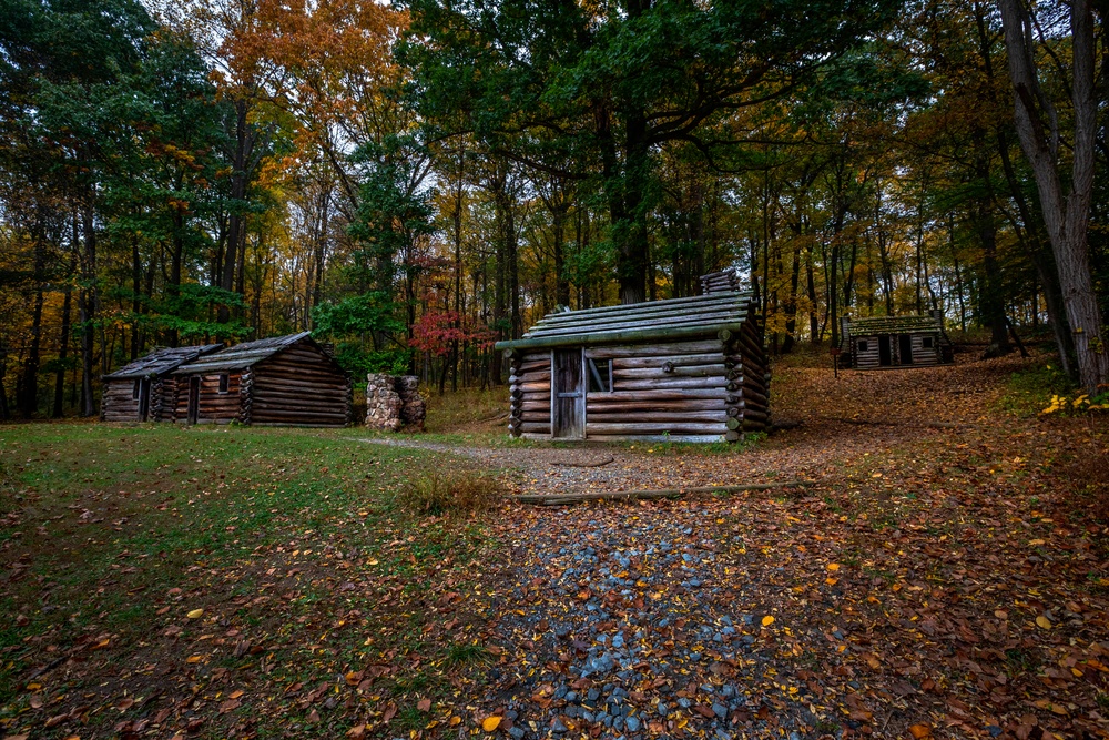 Revolutionary War soldier and officers’ huts