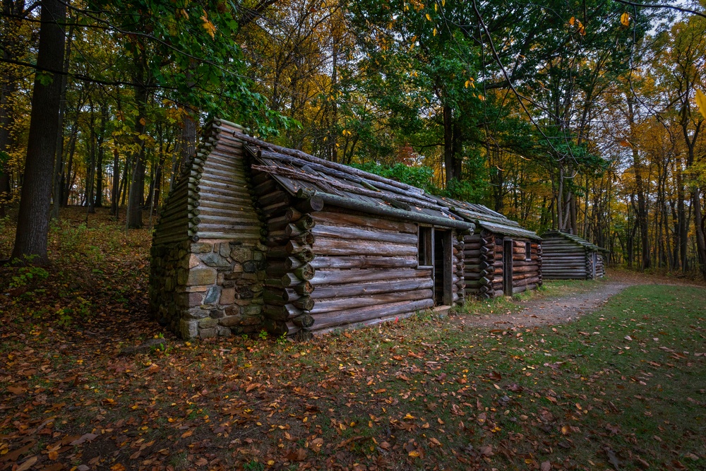 Revolutionary War soldier and officers’ huts