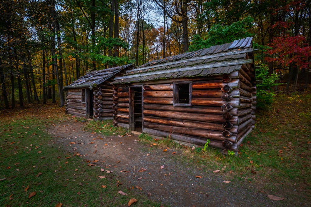 Revolutionary War soldier and officers’ huts