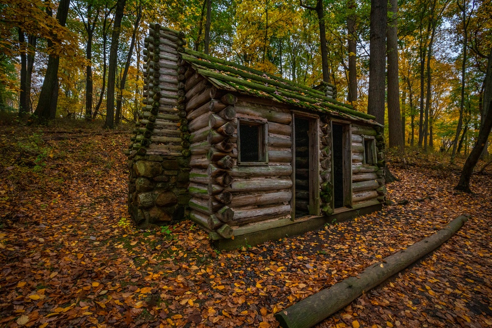 Revolutionary War soldier and officers’ huts