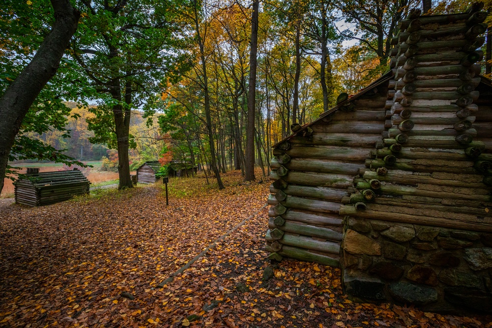 Revolutionary War soldier and officers’ huts