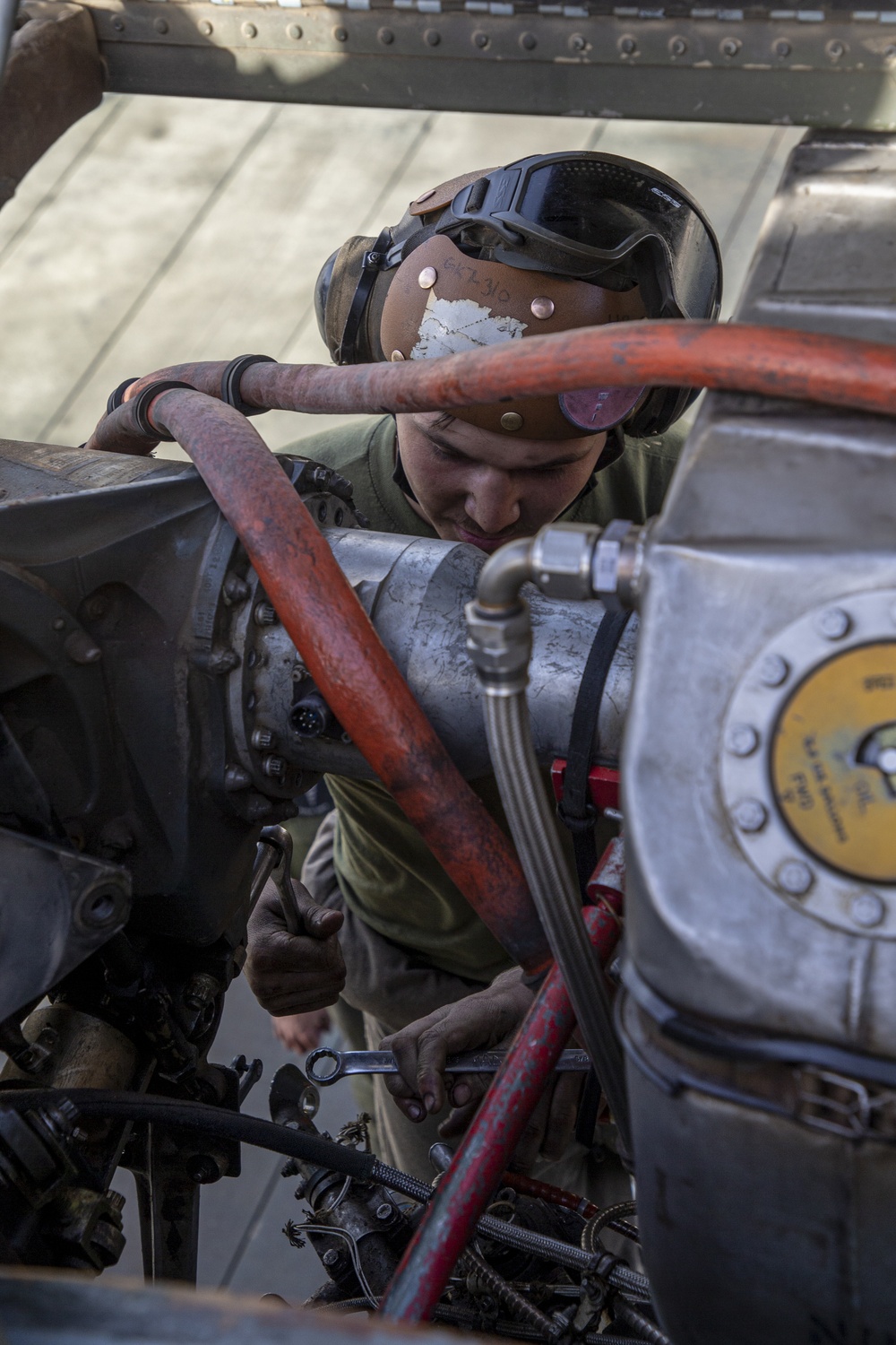 DVIDS - Images - HMH 462 “Heavy Haulers” conduct pre-flight maintenance ...