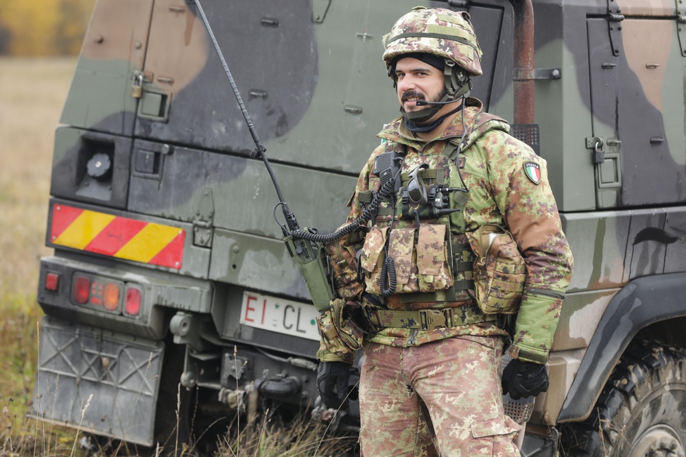 Italian Soldiers conduct patrol training during KFOR28