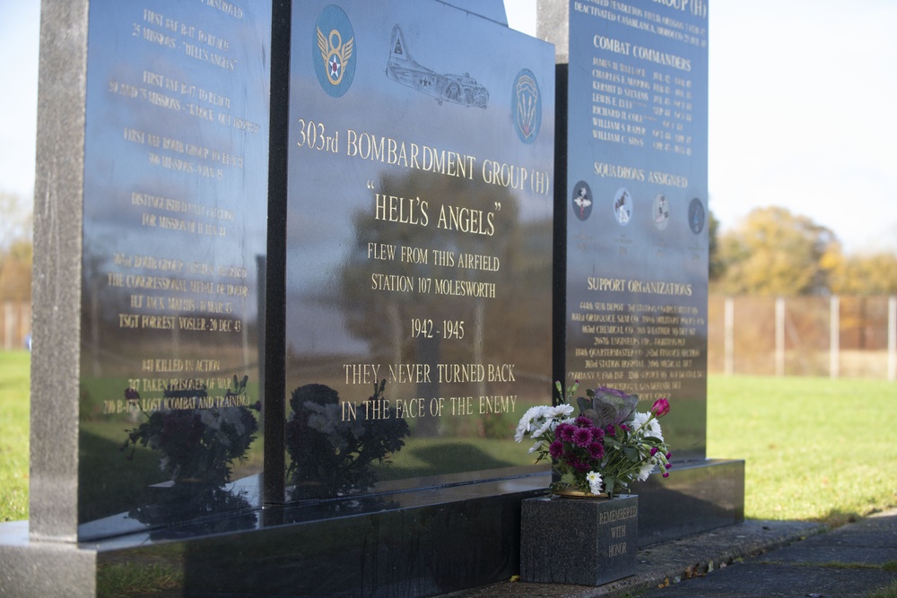 U.S. Airmen and U.K. commander commemorate Remembrance Sunday