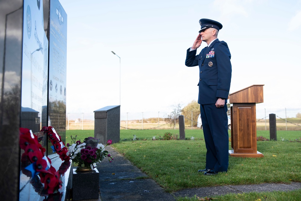 U.S. Airmen and U.K. commander commemorate Remembrance Sunday