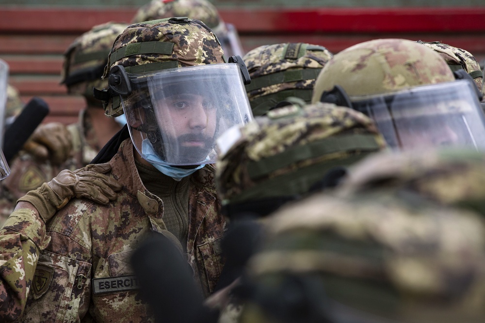 Italian soldiers get ready for KFOR