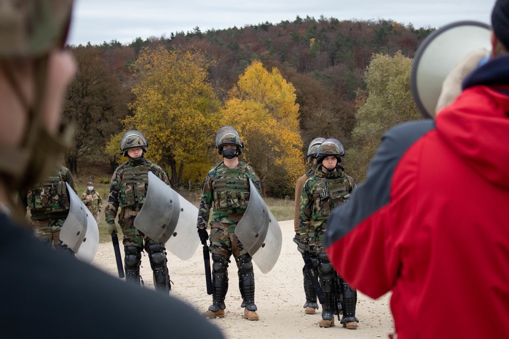 Italian soldiers simulate protester negotiation