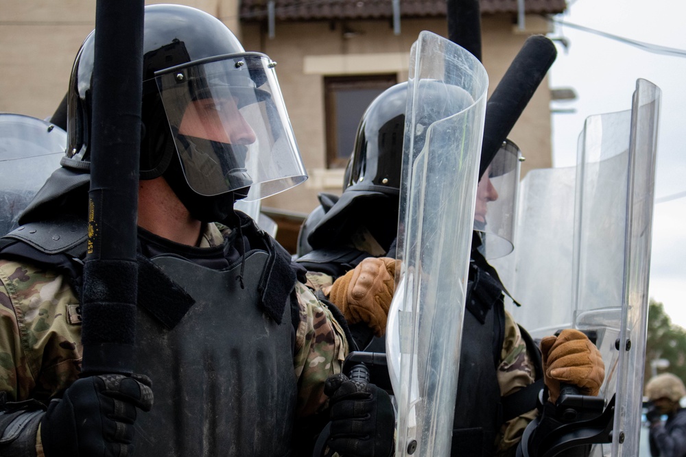 Soldiers conduct crowd riot control training