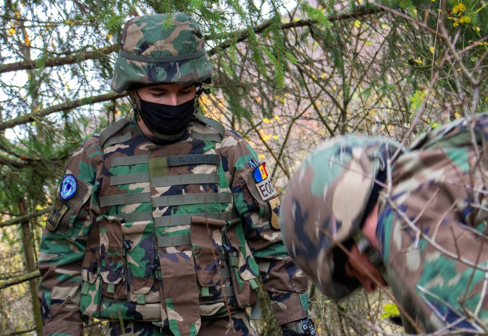 Moldovan soldiers conduct UXO training