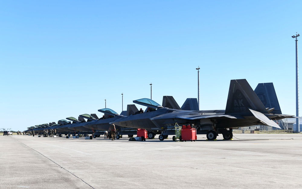 F-22s arrive at Tyndall