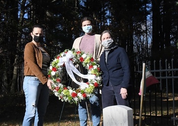 Wreath-laying ceremony honors WWII Italian POW buried in Fort Drum cemetery