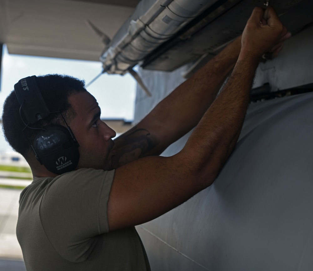 44th &amp; 67th AMUs participate in Load Crew of the Quarter Competition