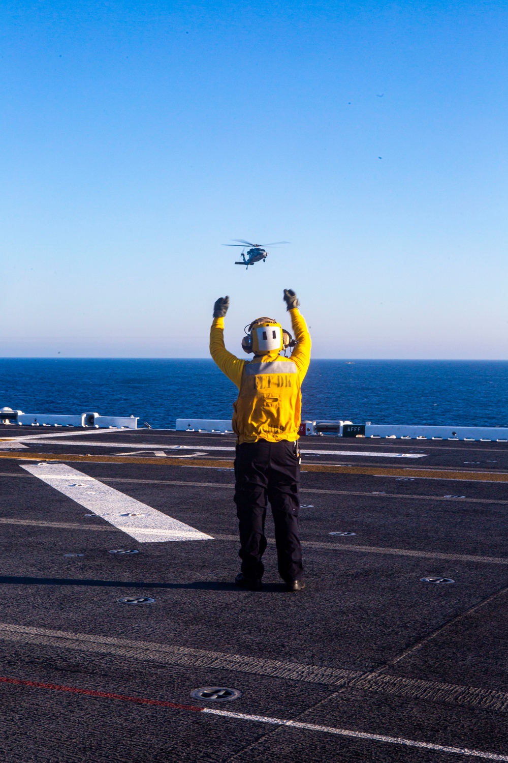15th MEU Marines, USS Makin Island Sailors conduct helicopter flight operations while underway