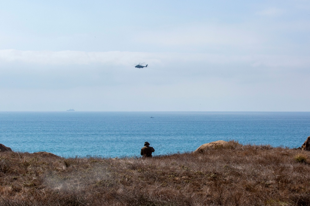 15th MEU LAR Marines refuel light armored vehicles