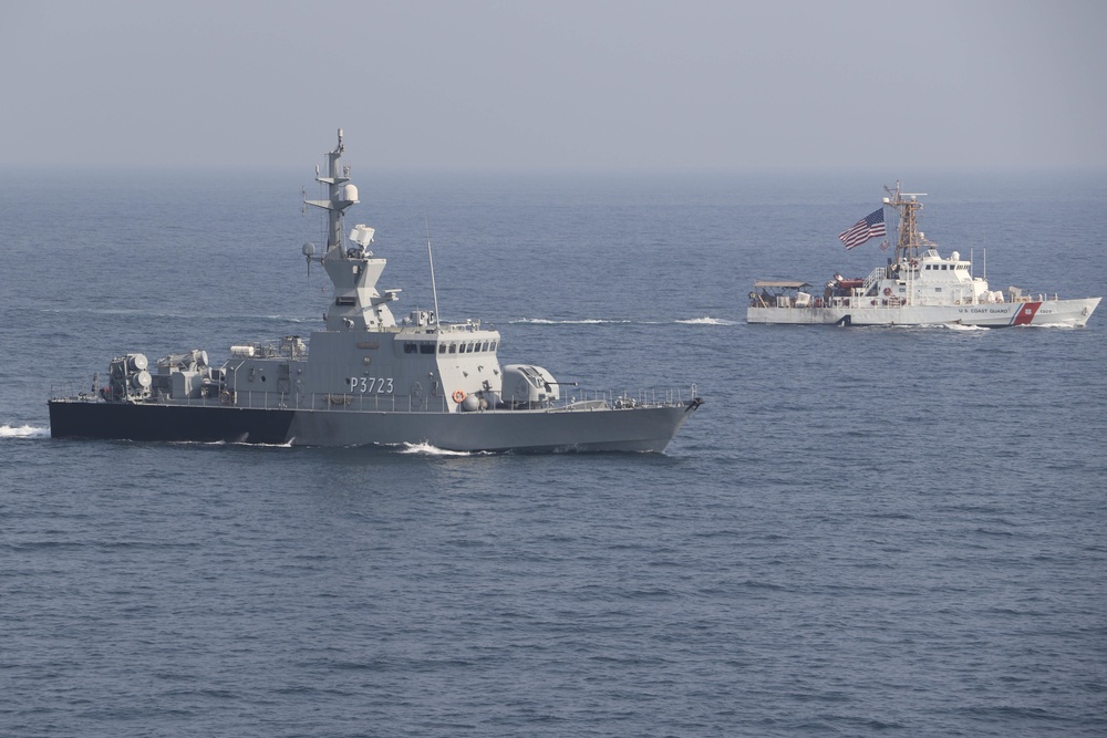 Kuwait and U.S. Naval Forces Conduct Exercise in North Arabian Gulf