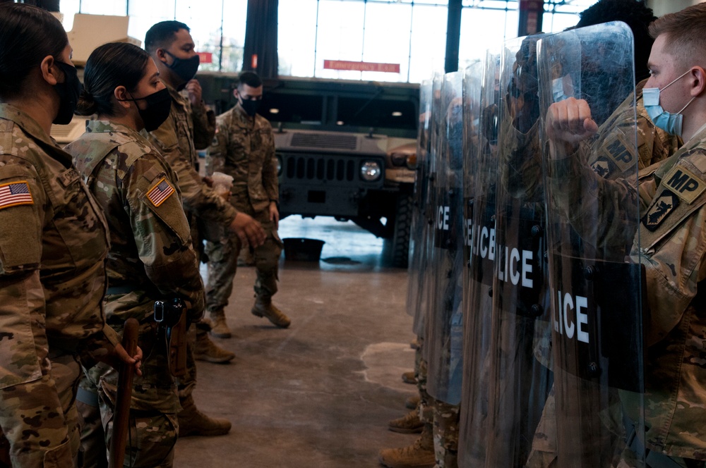 IL Guard Stands Ready In The Heart of Chicago