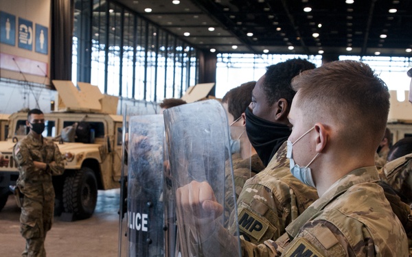 IL Guard Stands Ready In The Heart of Chicago