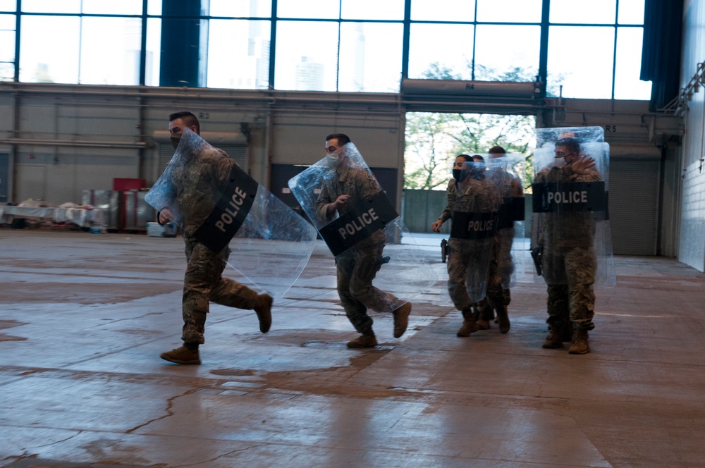 IL Guard Stands Ready In The Heart of Chicago