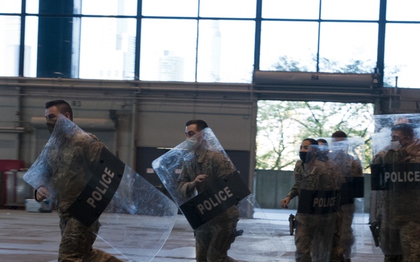 IL Guard Stands Ready In The Heart of Chicago