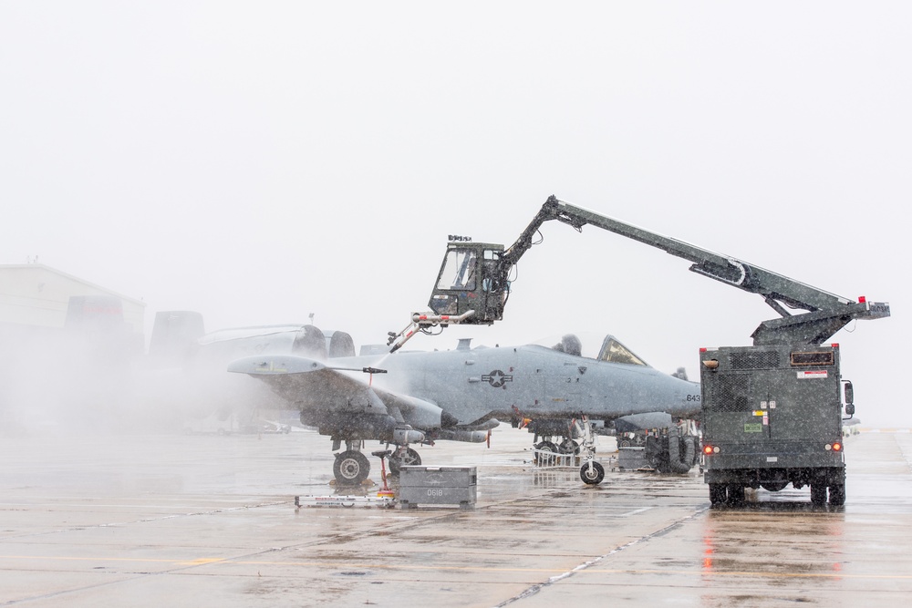 IDANG crew chiefs deice A-10 during snowstorm