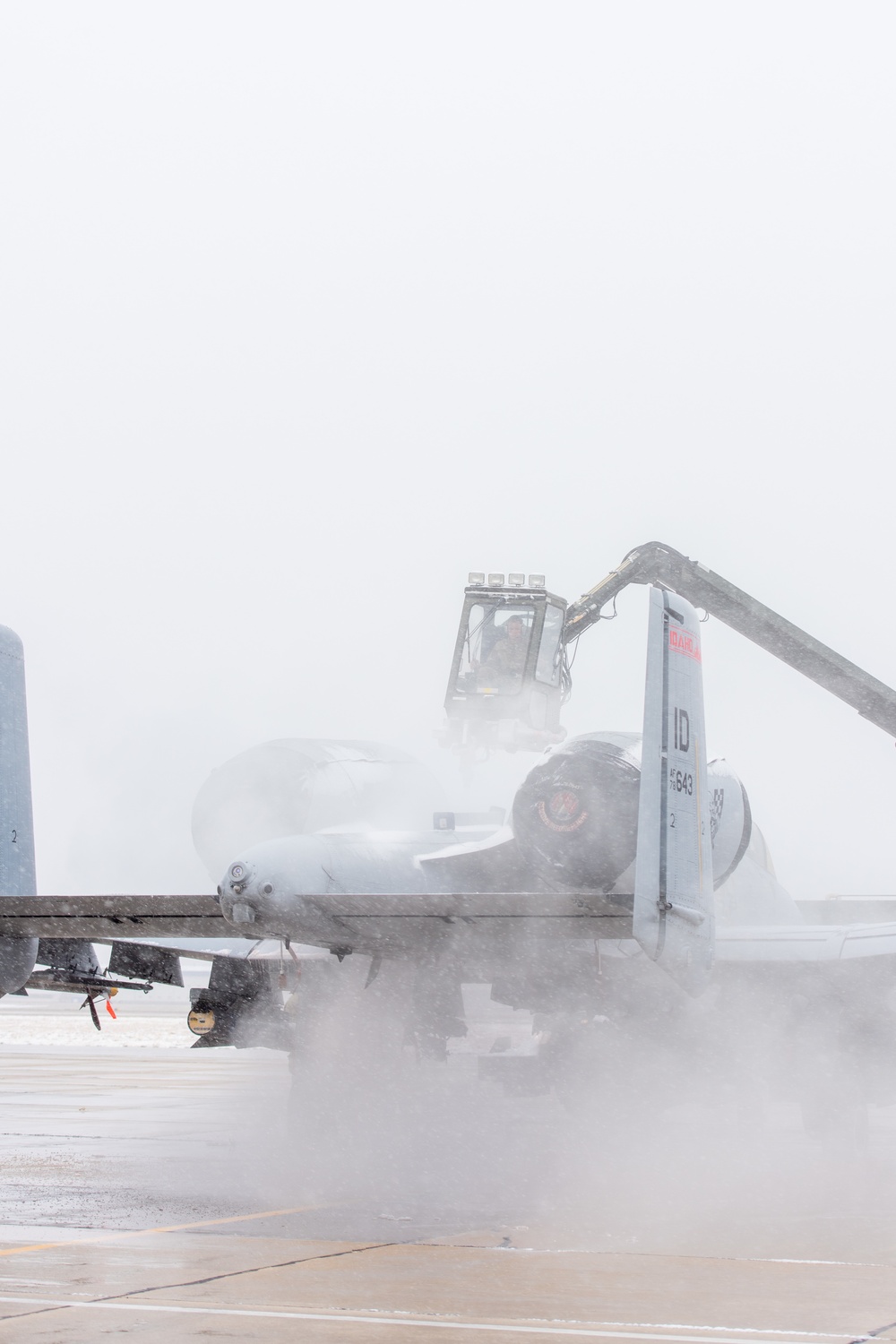 IDANG crew chiefs deice A-10 during snowstorm