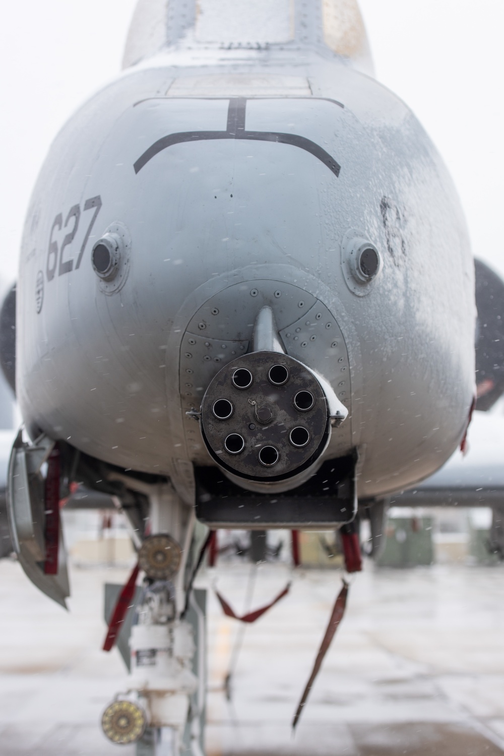 IDANG crew chiefs deice A-10 during snowstorm
