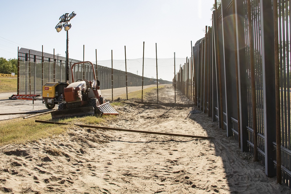 Border Barrier Construction: Del Rio 14