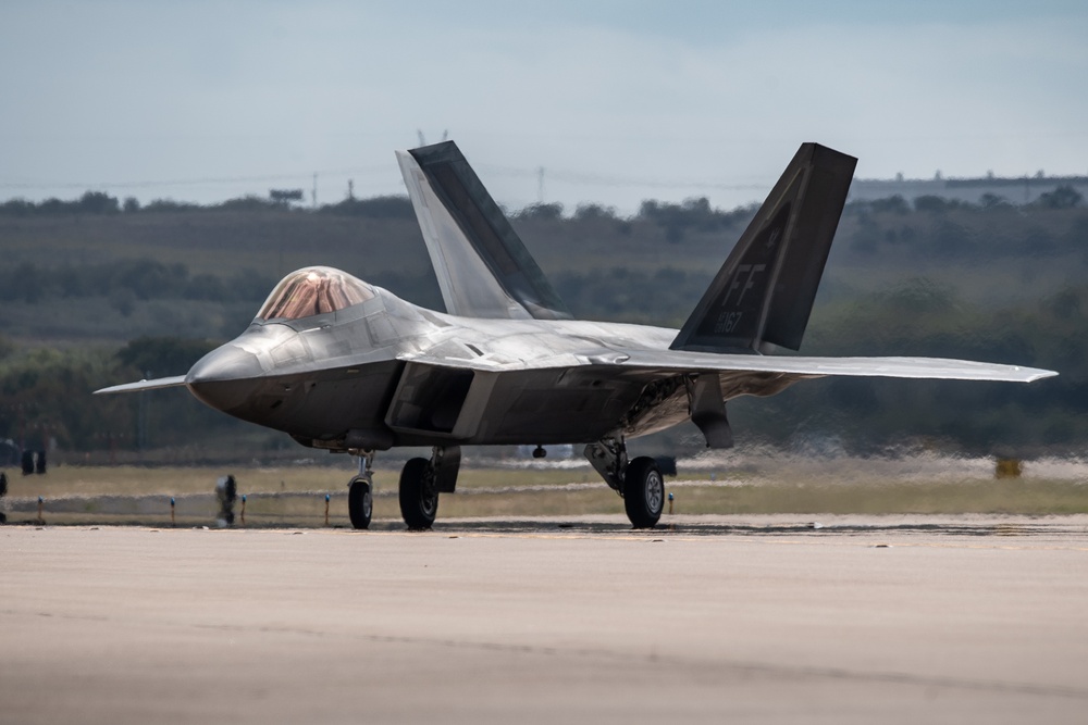 DVIDS Images F22 Dominates Dallas Air Show [Image 9 of 12]