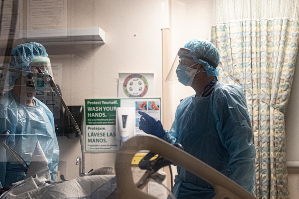 Air Force doctor helps patients at El Paso hospital