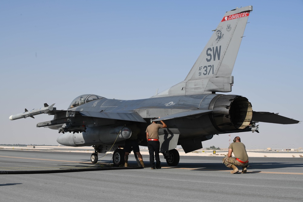 AUAB Airmen conduct hot-pit refueling on F-16 Fighting Falcons