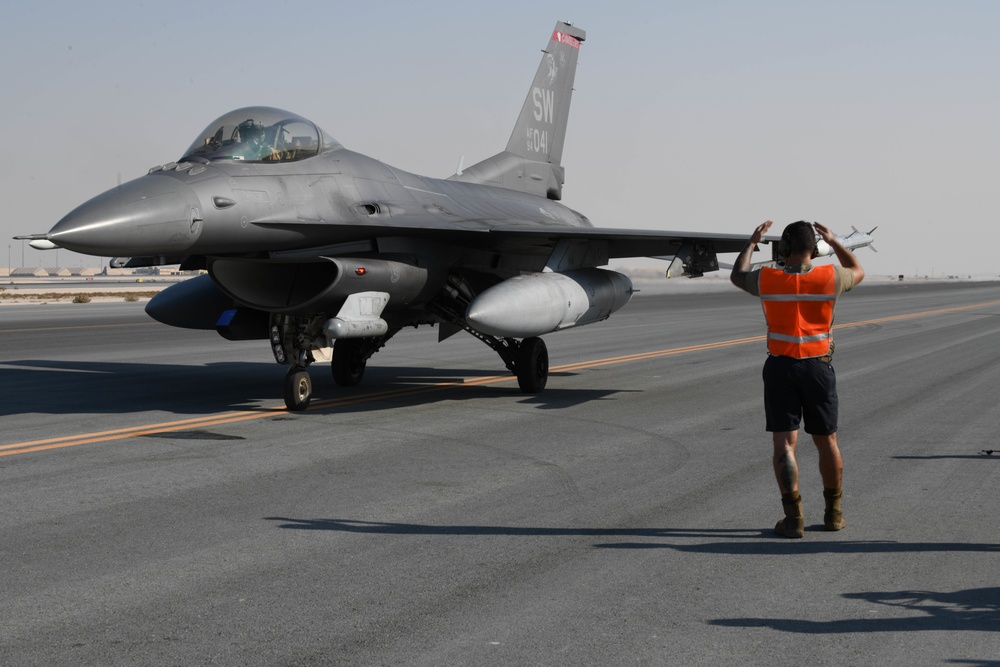 AUAB Airmen conduct hot-pit refueling on F-16 Fighting Falcons