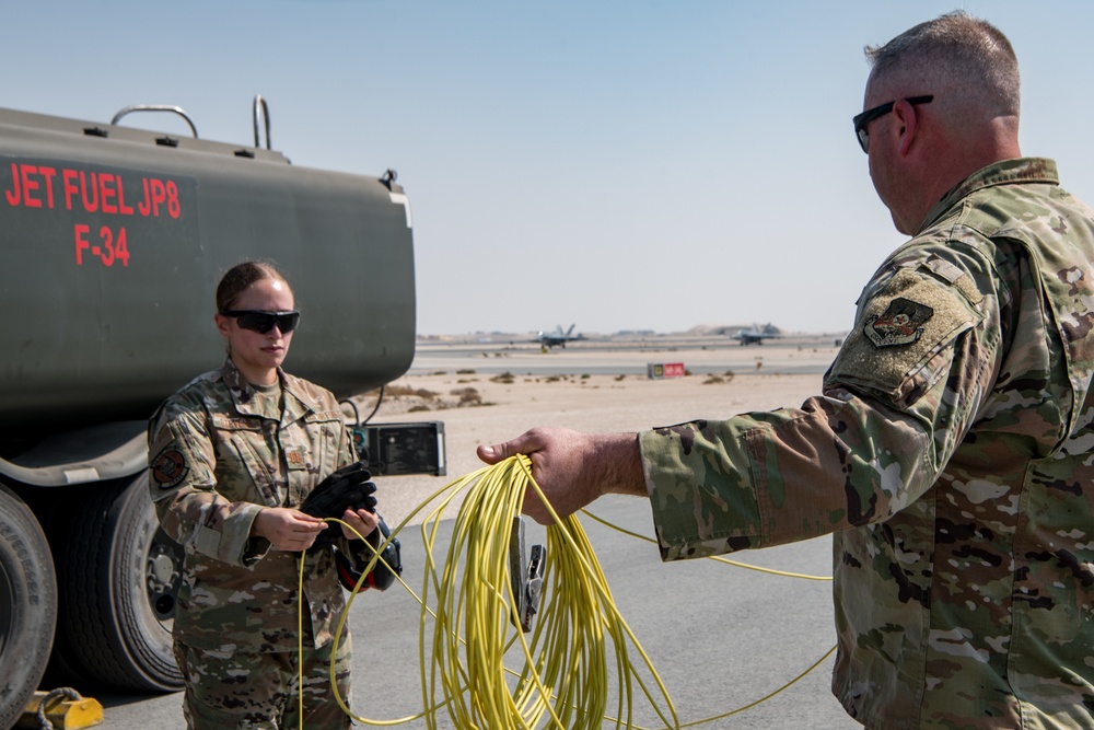 USS Nimitz (CVN 68) F/A-18F Super Hornet aircraft hot-pit refueling