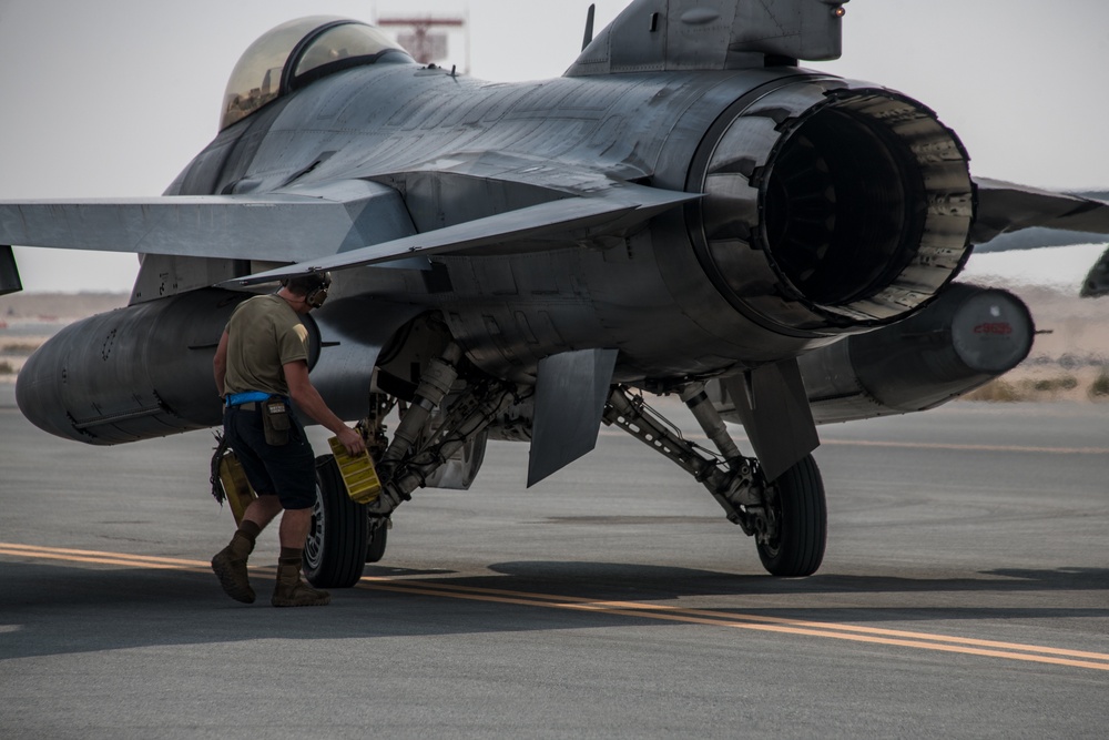 379th EMXG and 379th ELRS perform hot-pit refueling on F-16 Fighting Falcons