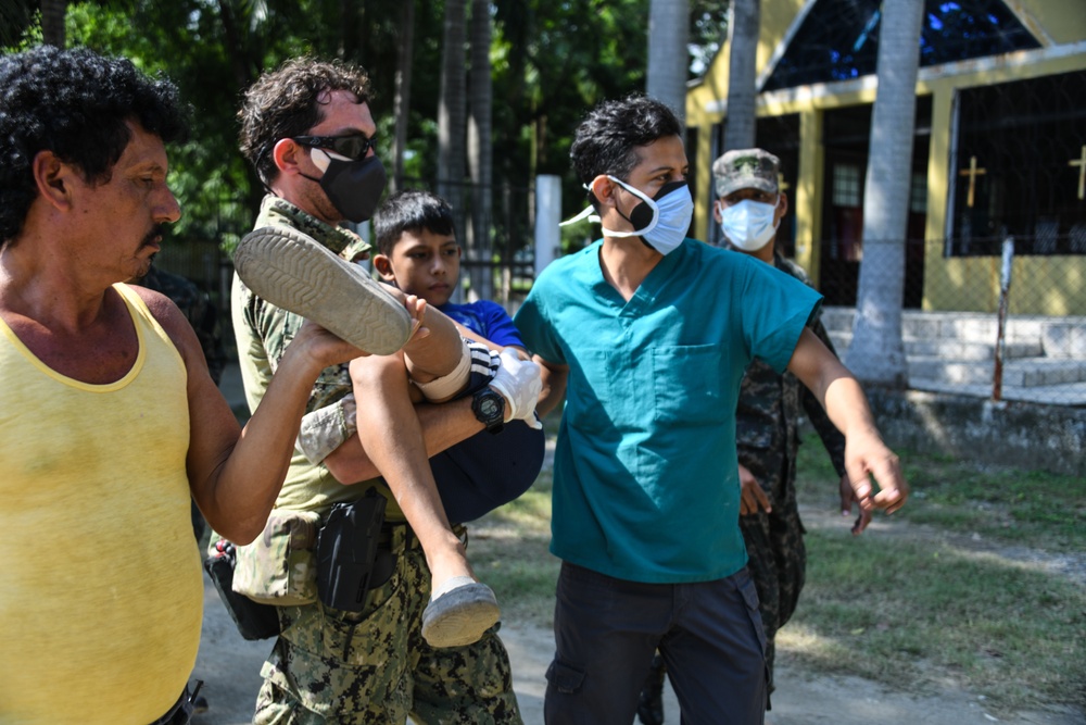 JTF-Bravo conducts medical transfer to Honduran medics