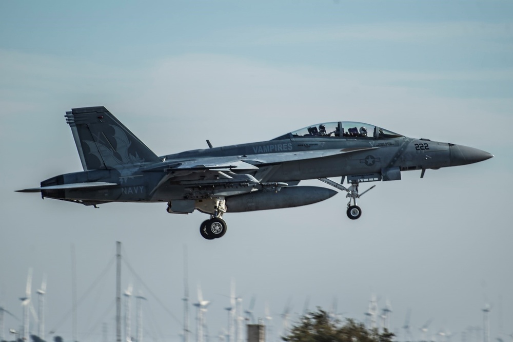 Aviation legends, fighter pilots meet at Travis AFB for look back, look forward